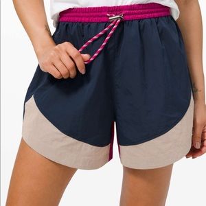 Lululemon Evergreen Short in Ripened Raspberry/Cafe Au Lait/True Navy Size 12